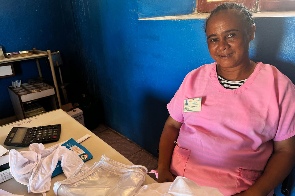 Jeanne Bernadine Rasoanirina est assise à son bureau avec les kits de maternité récemment livrés.
