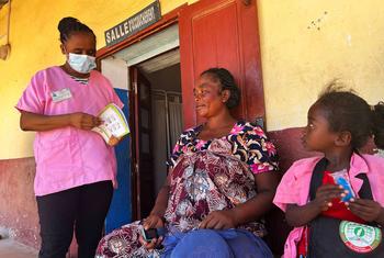 Une future maman reçoit les conseils de Jeanne Bernadine Rasoanirina dans un centre de santé communautaire à Behara, un village du sud de Madagascar.
