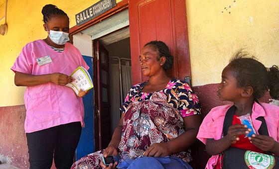 Une future maman reçoit les conseils de Jeanne Bernadine Rasoanirina dans un centre de santé communautaire à Behara, un village du sud de Madagascar.
