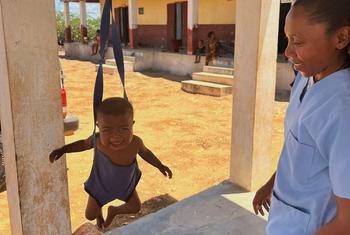 Bébé dans une clinique de santé à Androy, à Madagascar.