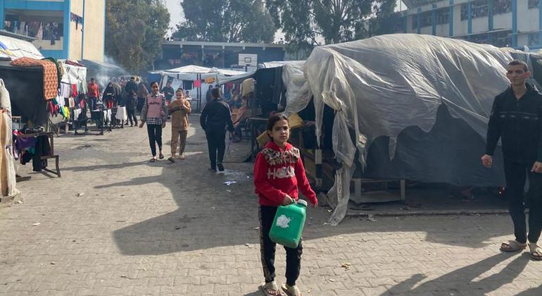 نزح حوالي 90 في المائة من السكان في جميع أنحاء قطاع غزة من منازلهم، وأجبروا على العيش في مخيمات أو مدارس لتجنب العمليات العسكرية الإسرائيلية. نزح حوالي 90 في المائة من السكان في جميع أنحاء قطاع غزة من منازلهم، وأجبروا على العيش في مخيمات أو مدارس لتجنب العمليات العسكرية الإسرائيلية.