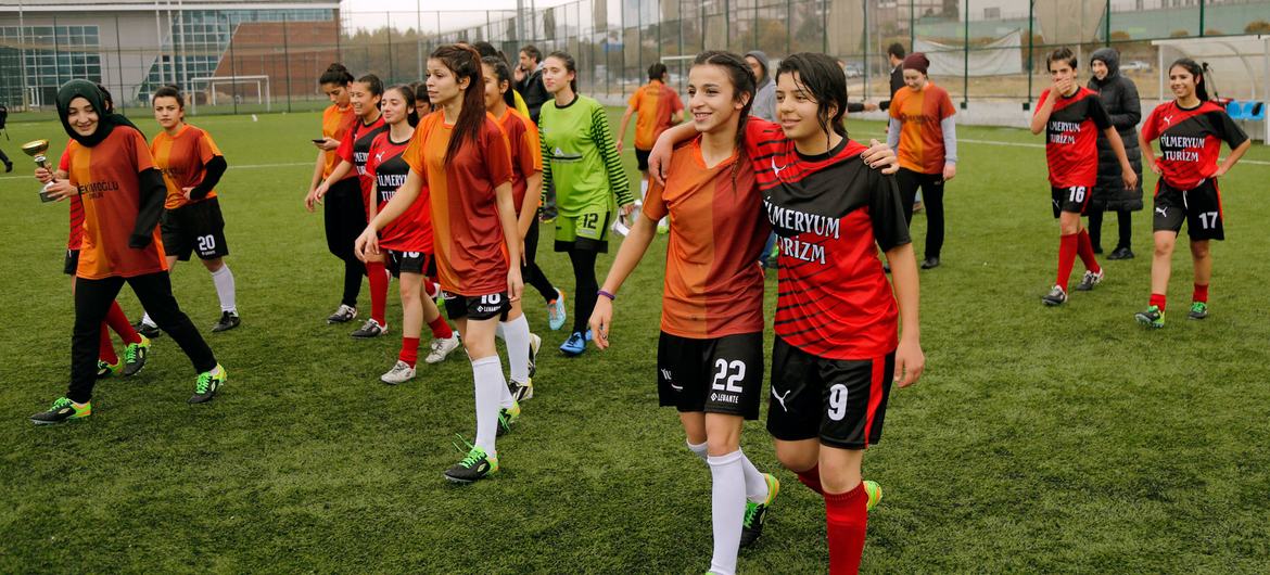 在土耳其，青年女性参加足球比赛，呼吁结束暴力侵害妇女和女童行为。