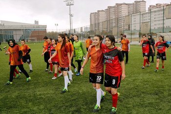 在土耳其，青年女性参加足球比赛，呼吁结束暴力侵害妇女和女童行为。