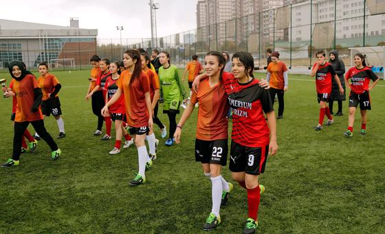 Na Turquia, jovens jogam futebol para acabar com a violência contra mulheres e meninas.