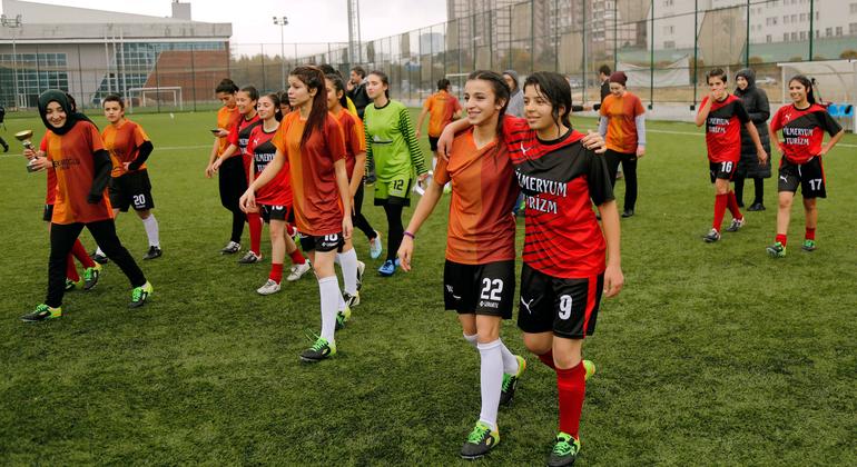 Jóvenes turcas jugando un partido de fútbol con el objetivo de acabar con la violencia contra las mujeres y las niñas.