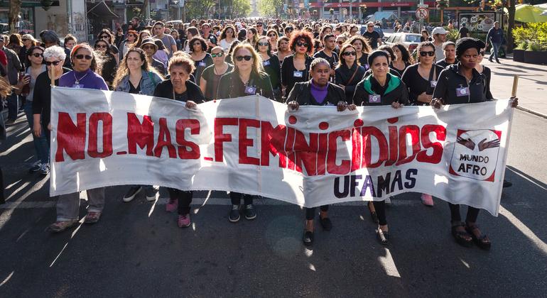 Marche des femmes en Uruguay pour mettre fin à la violence contre les femmes.