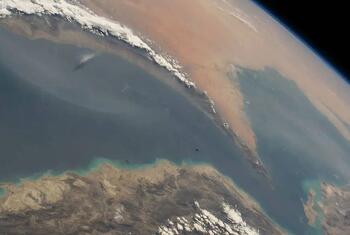 Vue satellite du détroit d'Ormuz, reliant le golfe d'Oman au golfe Persique, séparant l'Iran d'Oman, des Émirats arabes unis et du Qatar.