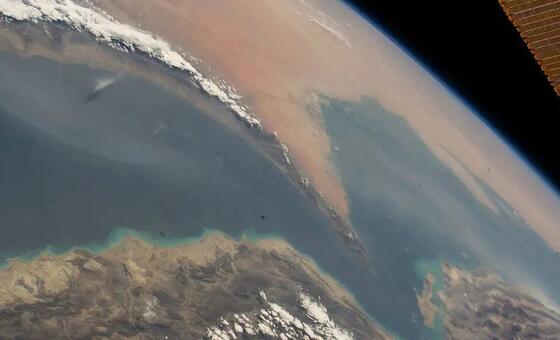 Ормузский пролив проходит между Объединенными Арабскими Эмиратами и Ираном.