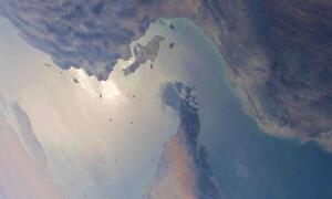 Una imagen de satélite del Estrecho de Ormuz, una ruta marítima crucial que separa los Emiratos Árabes Unidos e Irán, con cuerpos de agua visibles del Golfo Pérsico y el Golfo de Omán.