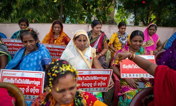 Ativistas comunitários no estado de Odisha, na Índia, destacam os perigos do casamento infantil.