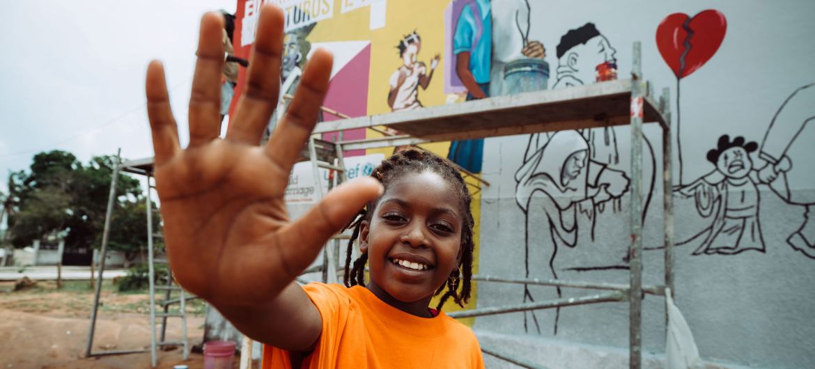 Mozambik'in Nampula eyaletinde çocuklar, çocuk evliliğinin olumsuz sonuçlarını vurgulamak için bir duvar resmi çiziyor.