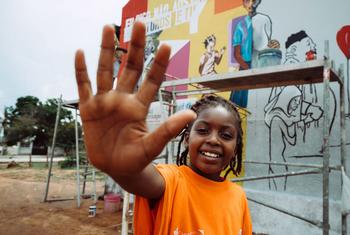 Dans la province de Nampula, au Mozambique, des enfants peignent une peinture murale soulignant l'impact négatif du mariage des enfants.