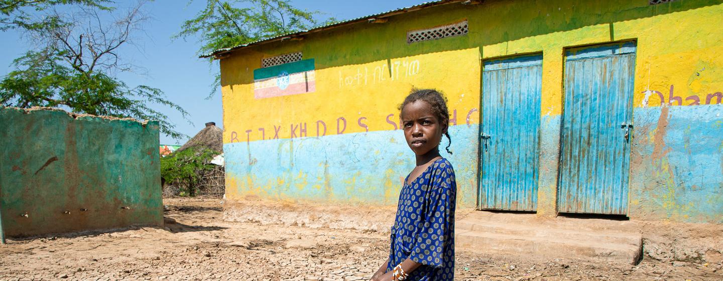 Une enfant devant son école dans la région somalienne de l'Éthiopie.