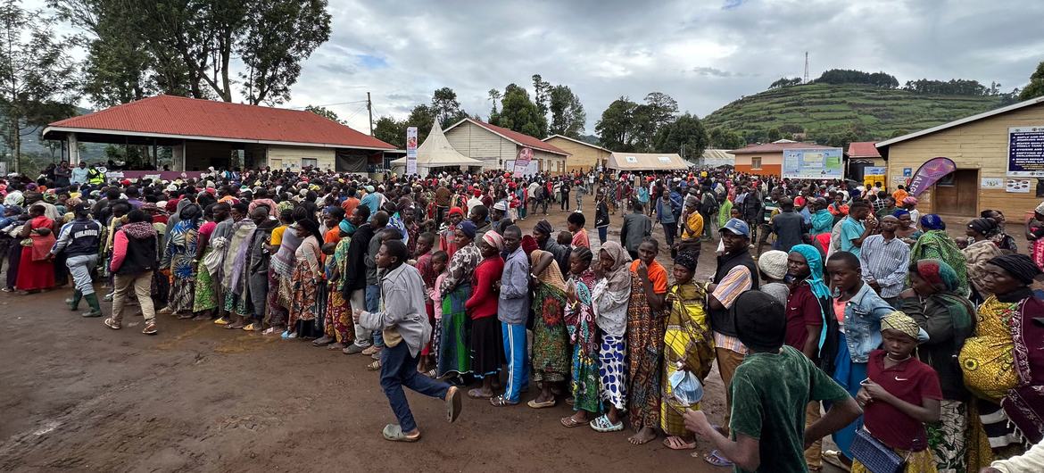 Des personnes fuyant la violence en RDC arrivent en Ouganda.