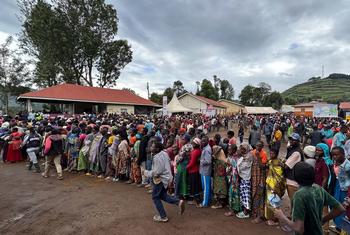 Des personnes fuyant la violence en RDC arrivent en Ouganda.