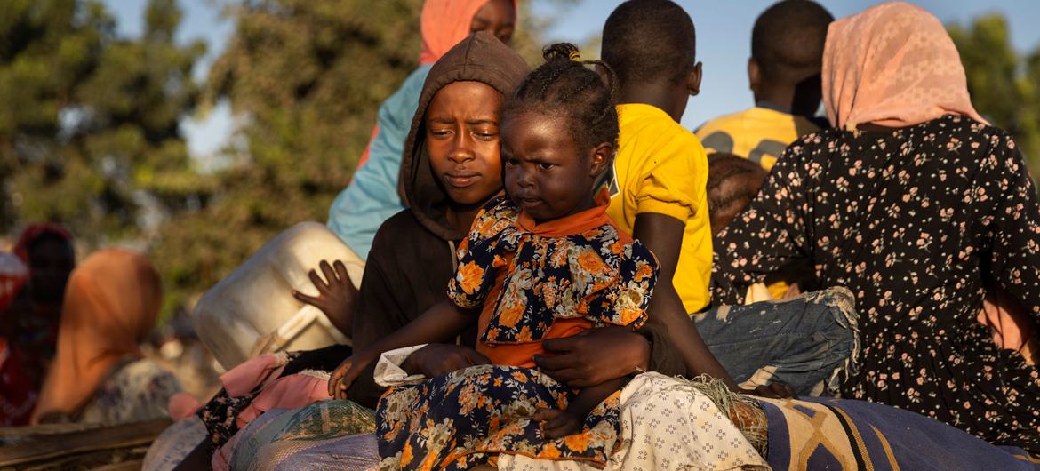 Refugiados do Sudão chegam a Adre, na fronteira com o Chade Refugiados do Sudão chegam a Adre, na fronteira com o Chade