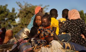 Refugiados de Sudán llegan a Adre, en la frontera con Chad.