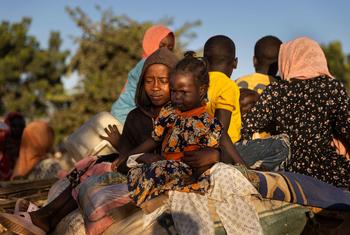 Des réfugiés du Soudan arrivent à Adre, à la frontière avec le Tchad.