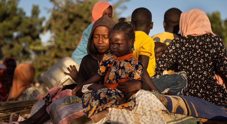 Refugiados de Sudán llegan a Adre, en la frontera con Chad.