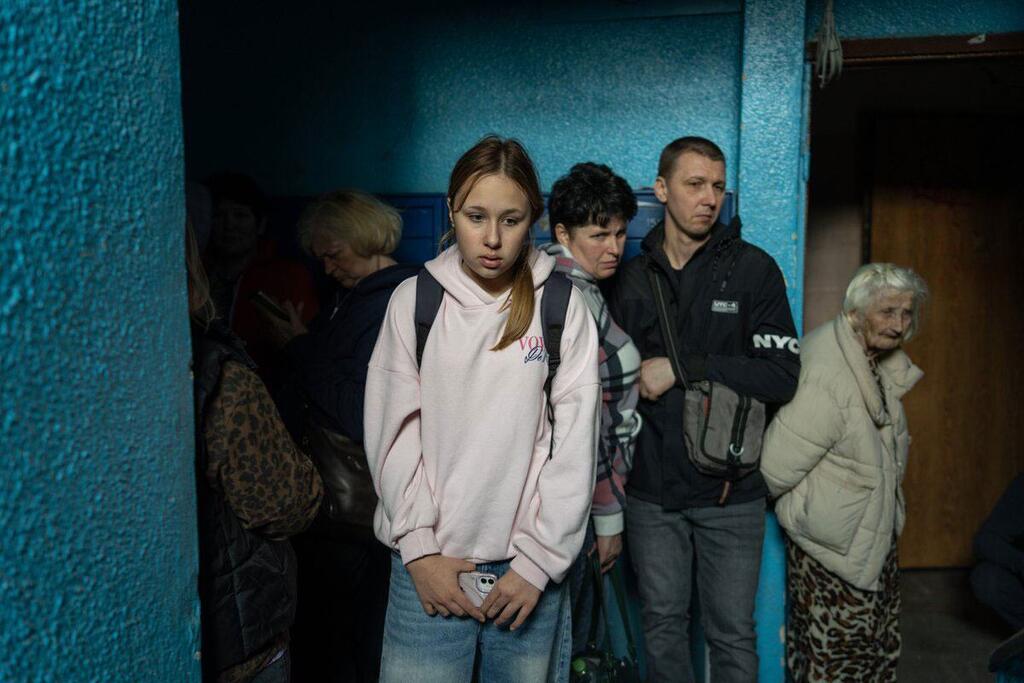 Valériia, 13 ans, et sa mère ont passé la nuit dans un sous-sol lors d'une attaque massive contre Kiev. « Je pensais que je ne survivrais pas », se souvient-elle. « Je me suis complètement effondrée et j'étais en larmes quand les explosions sont devenues si puissantes qu'elles ont arraché la porte du refuge. »