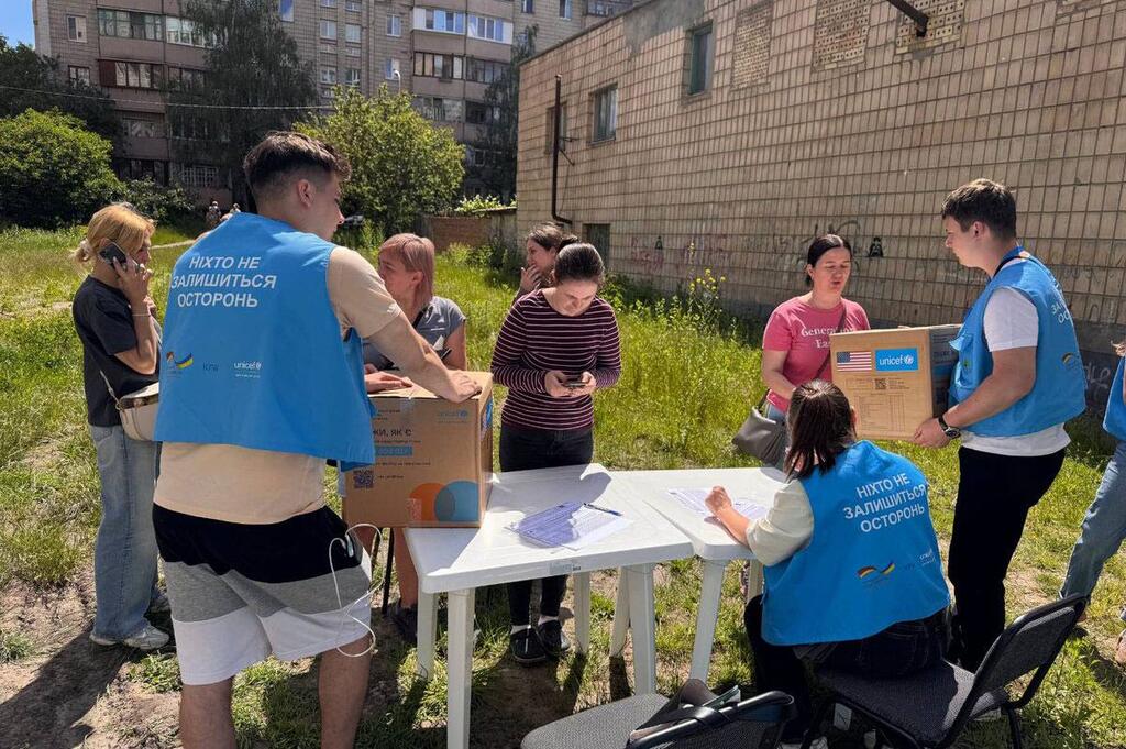 Волонтеры ЮНИСЕФ раздают гуманитарную помощь жителям Украины.