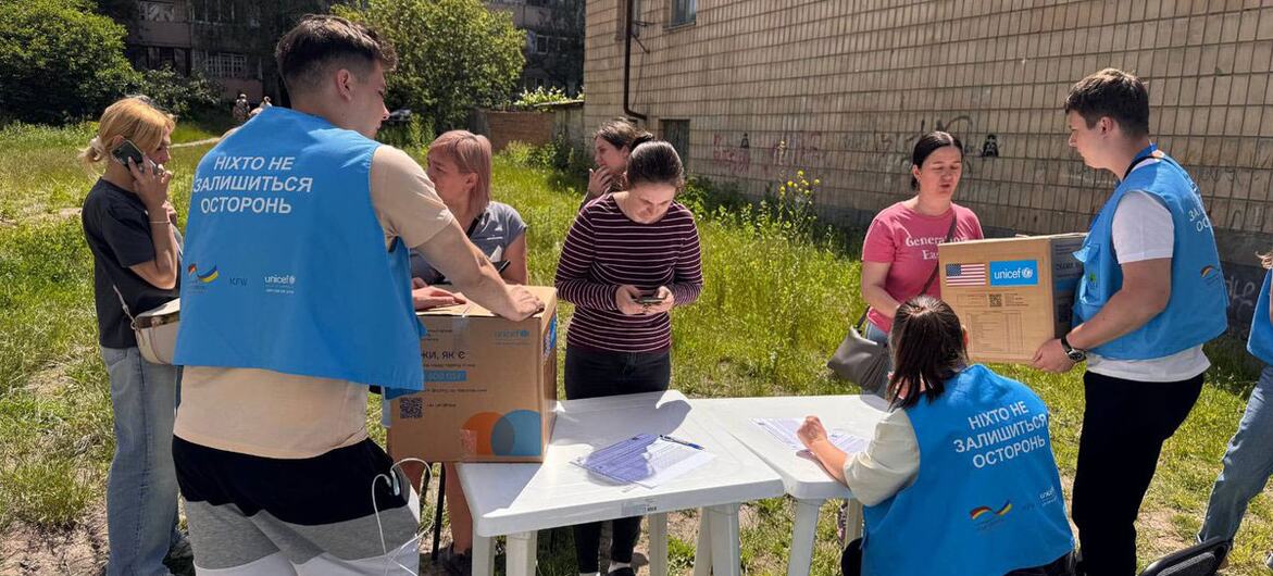 Волонтеры ЮНИСЕФ раздают гуманитарную помощь беженцам в Украине.