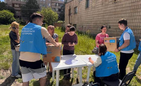 Волонтеры ЮНИСЕФ раздают гуманитарную помощь жителям Украины.