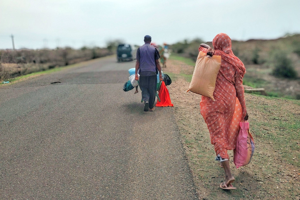 Des familles fuient Sinja, dans le sud du Soudan, à la suite de violents affrontements.