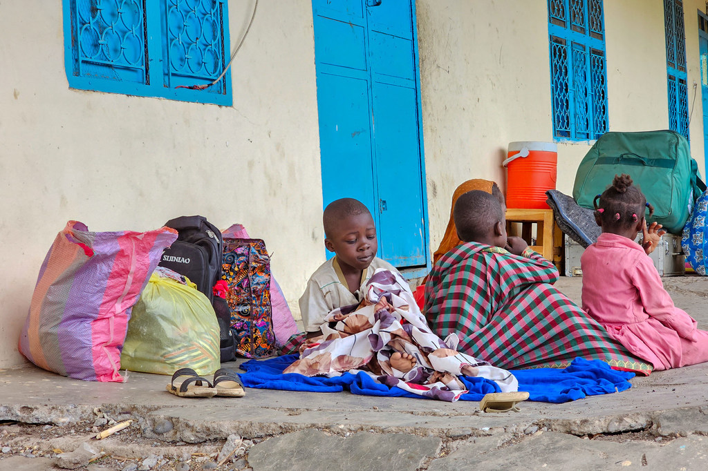 Des enfants dorment dans une école de Gedaref après avoir fui Sinja, dans le sud-est du Soudan, à la suite de violents affrontements.