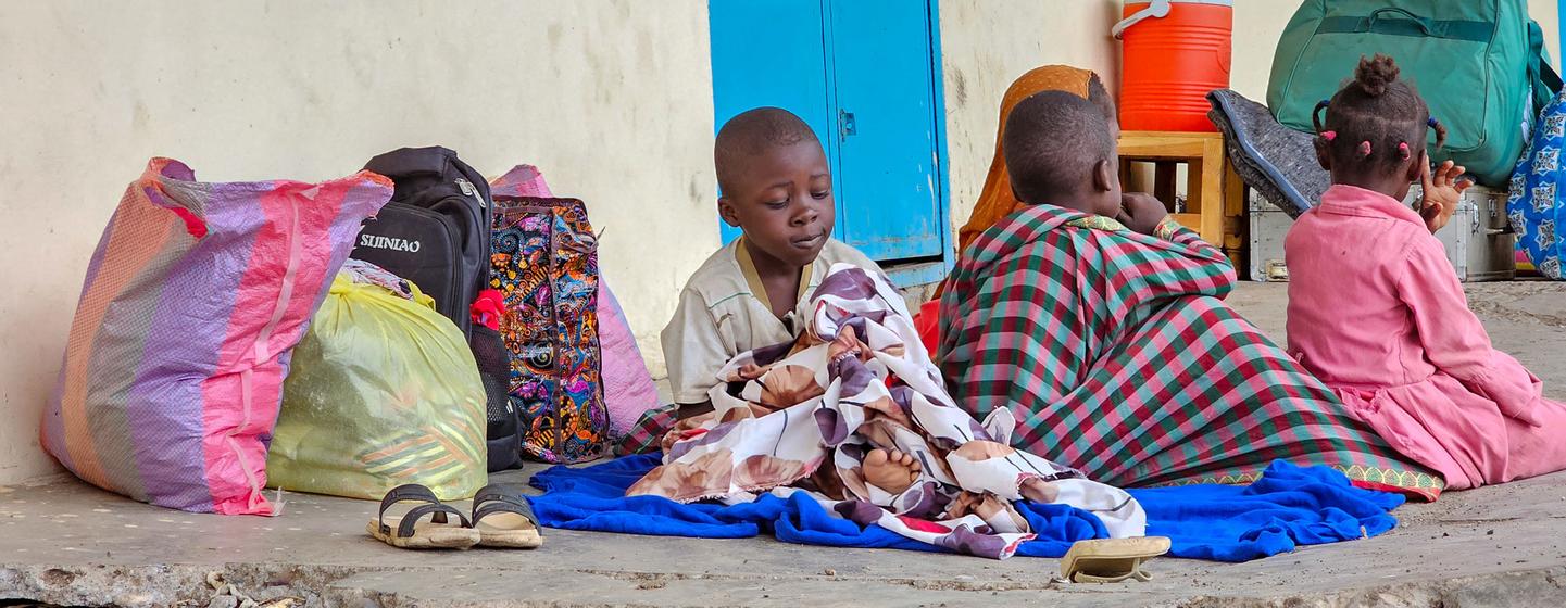 Des enfants dorment dans une école de Gedaref après avoir fui Sinja, dans le sud-est du Soudan, à la suite de violents affrontements.