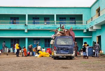 Des familles arrivent dans une école à Gedaref après avoir fui Sinja, dans le sud du Soudan.