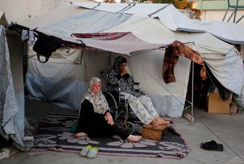 Dos mujeres desplazadas por la guerra en Gaza.