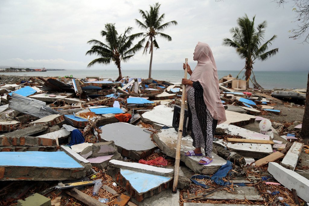 Mwanamke akiangalia kijiji chake nchini Indonesia kilichoharikiwa na tsunami 