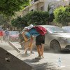متطوعون ضمن شبكة شبابية أنشأتها اليونيسف ينظفون الشوارع عقب انفجار المرفأ في بيروت.