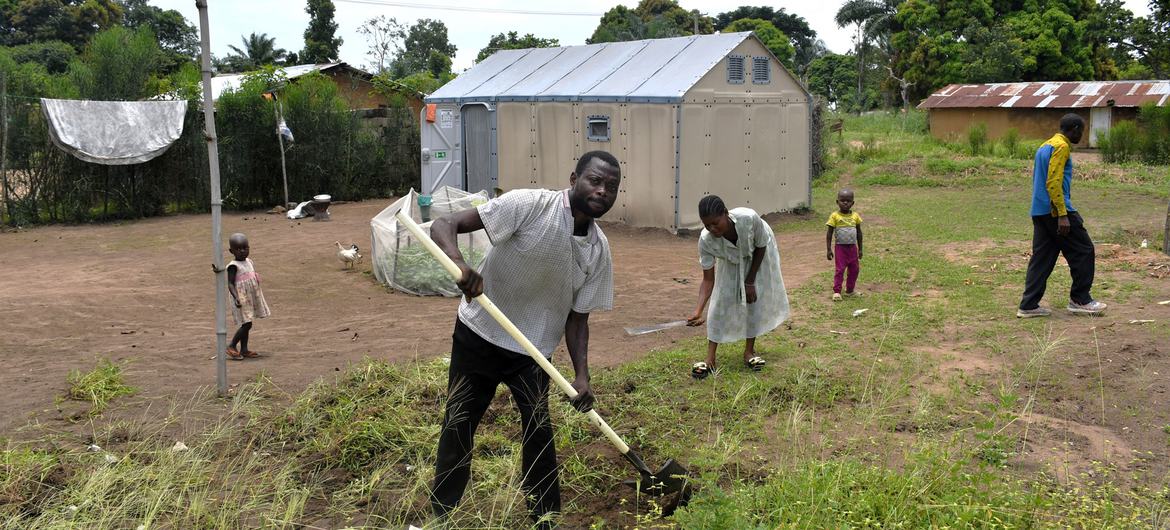 Une famille de la République démocratique du Congo travaille la terre dans la République du Congo voisine.