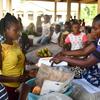 Une réfugiée de la République démocratique du Congo vend du pain sur un marché de Ngabé, en République du Congo. 