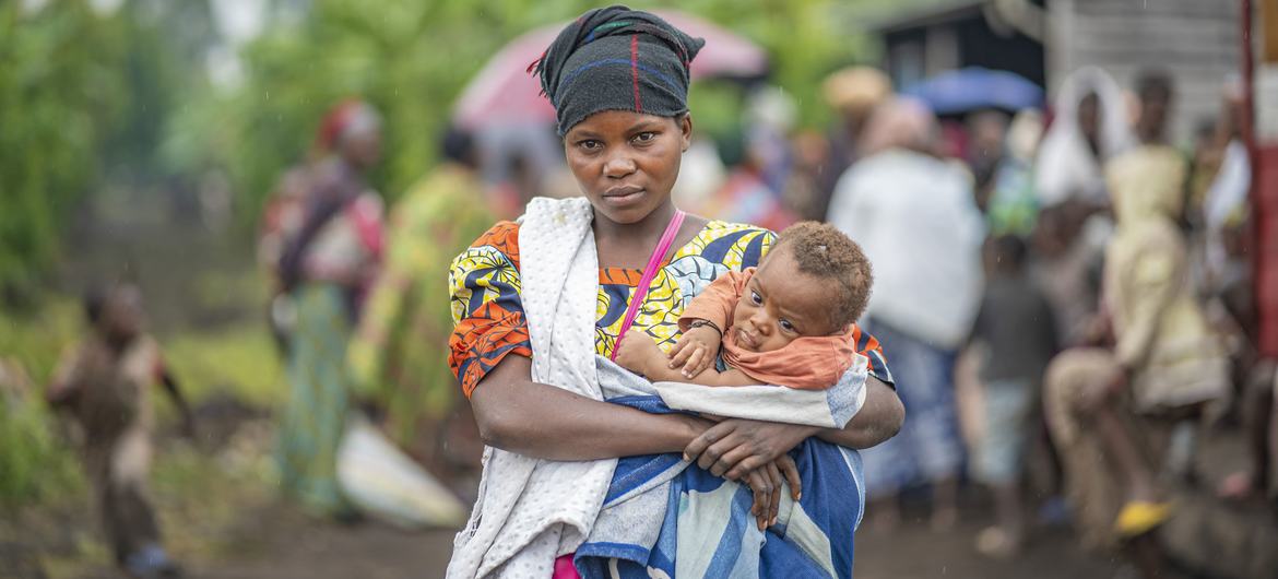 Francine e seus três filhos foram forçados a deixar sua aldeia devido ao conflito implacável no leste da RD Congo. Eles agora recebem apoio do PMA em um campo para deslocados em Kivu do Norte.