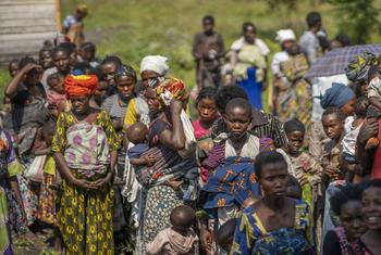 أمهات ونساء حوامل نازحات يسعين للحصول على مساعدة برنامج الأغذية العالمي في مخيم للاجئين في شمال كيفو في شرق جمهورية الكونغو الديمقراطية.