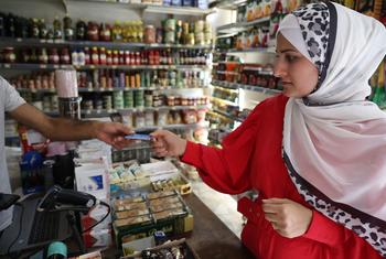 数字现金赠款帮助叙利亚平民能够在指定的商店购买家人需要的食物。