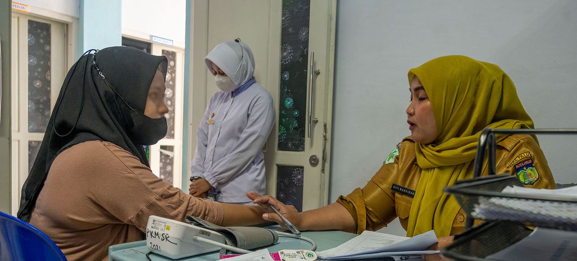 Una víctima de violencia de género recibe asesoramiento en el centro de salud de Sanguara, en Palu. 
