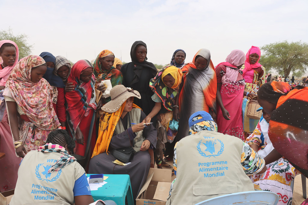 Des réfugiés ayant fui le conflit au Soudan obtiennent de l'aide de l'ONU au Tchad.