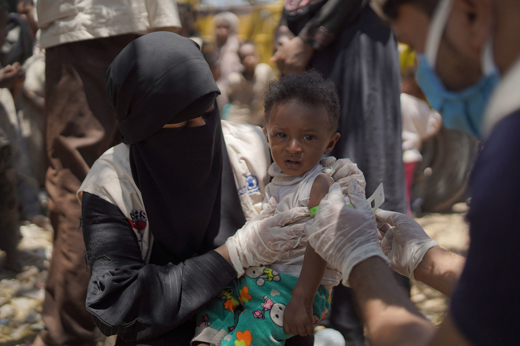 Kliniki ya simu inayoendeshwa na WFP nchini Yemen hutoa msaada wa lishe kwa mtoto mdogo, ambaye anashikiliwa na mama yake.