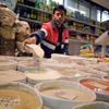 Un commerçant organise son stock de riz et de haricots sur un marché de Rome, en Italie.