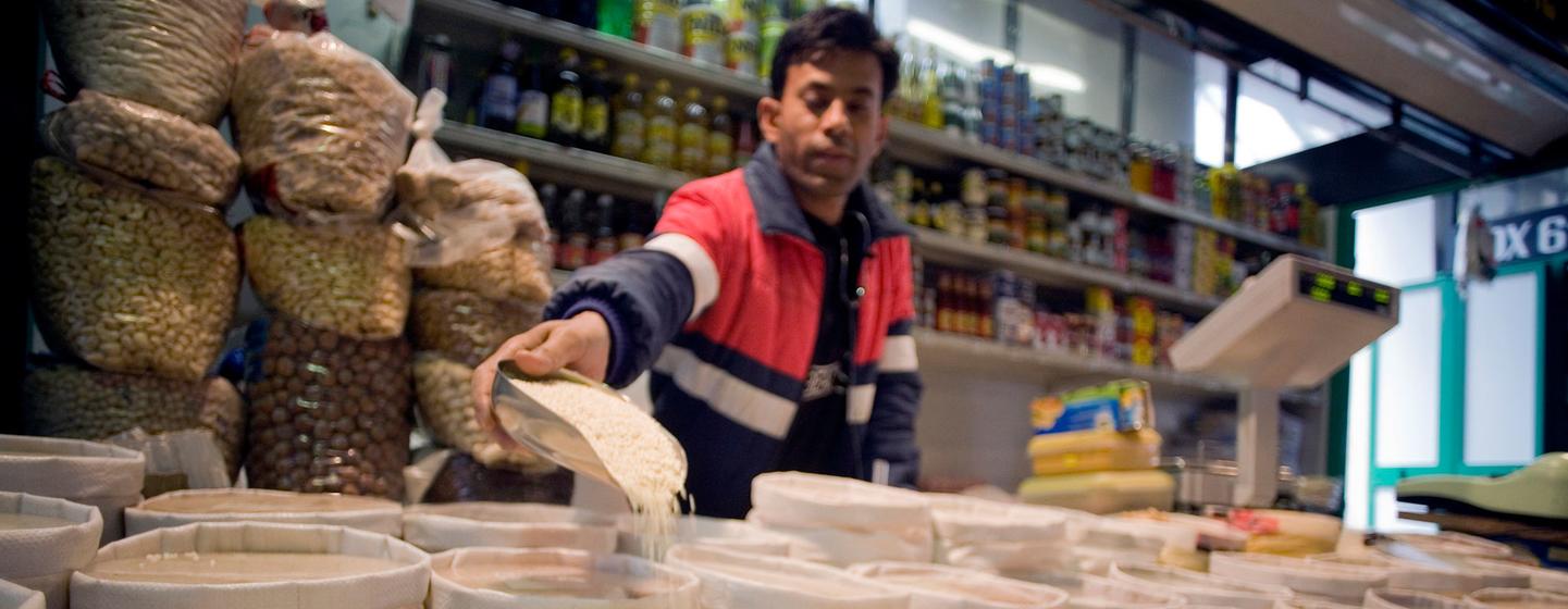 Malgré la hausse des coûts des intrants, les prix alimentaires mondiaux restent stables grâce à des stocks solides — une accalmie que selon la FAO pourrait être trompeuse.