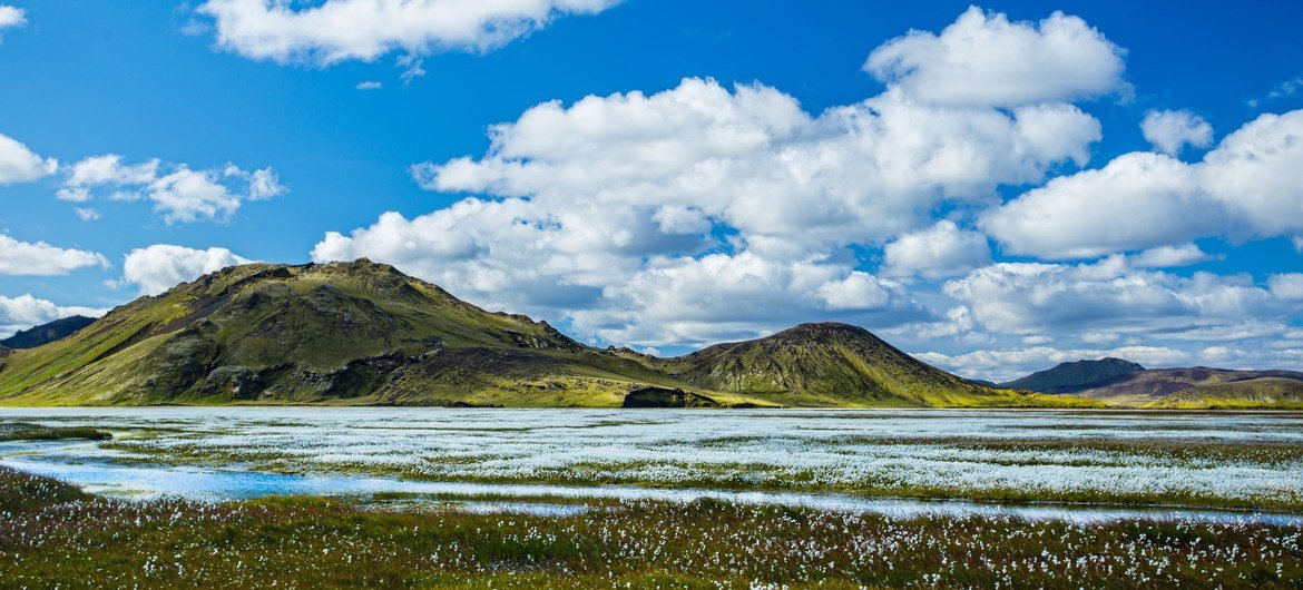 在冰岛兰德曼纳劳卡（如图），清洁的空气对于人们的健康和日常生活非常重要。