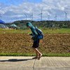 फ़िलिपीन्स में एक पवन ऊर्जा केंद्र के सामने एक छात्र.