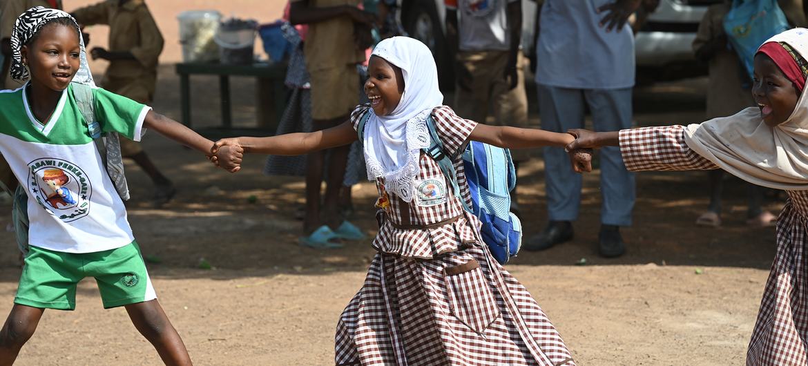 आईवरी कोस्ट में खेलते हुए बच्चे.