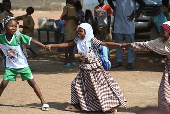 आईवरी कोस्ट में खेलते हुए बच्चे.