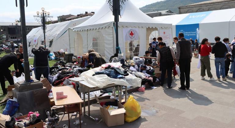 Les réfugiés du Karabakh reçoivent des secours humanitaires à Goris, une ville frontalière d'Arménie