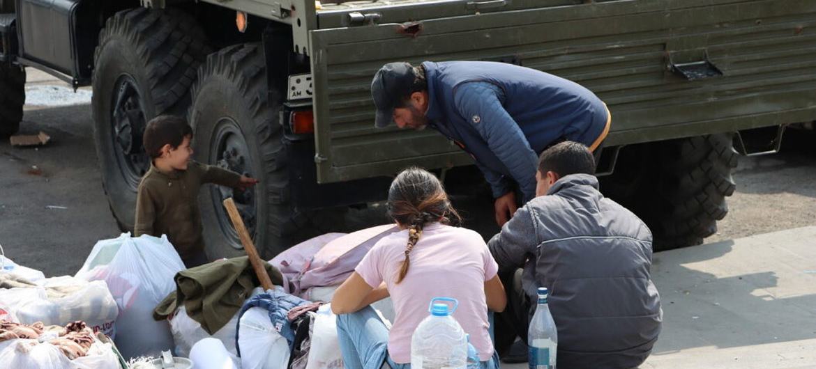  Pessoas que fogem de Karabakh descansam e recebem ajuda humanitária em Goris, Armênia